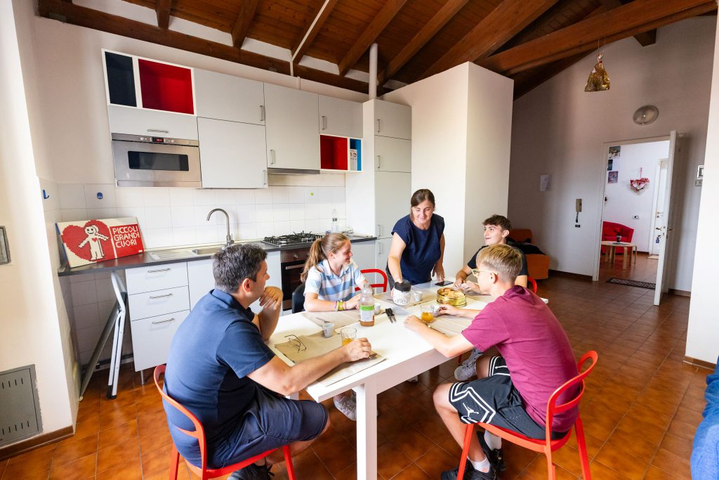 Foto di una famiglia a tavola