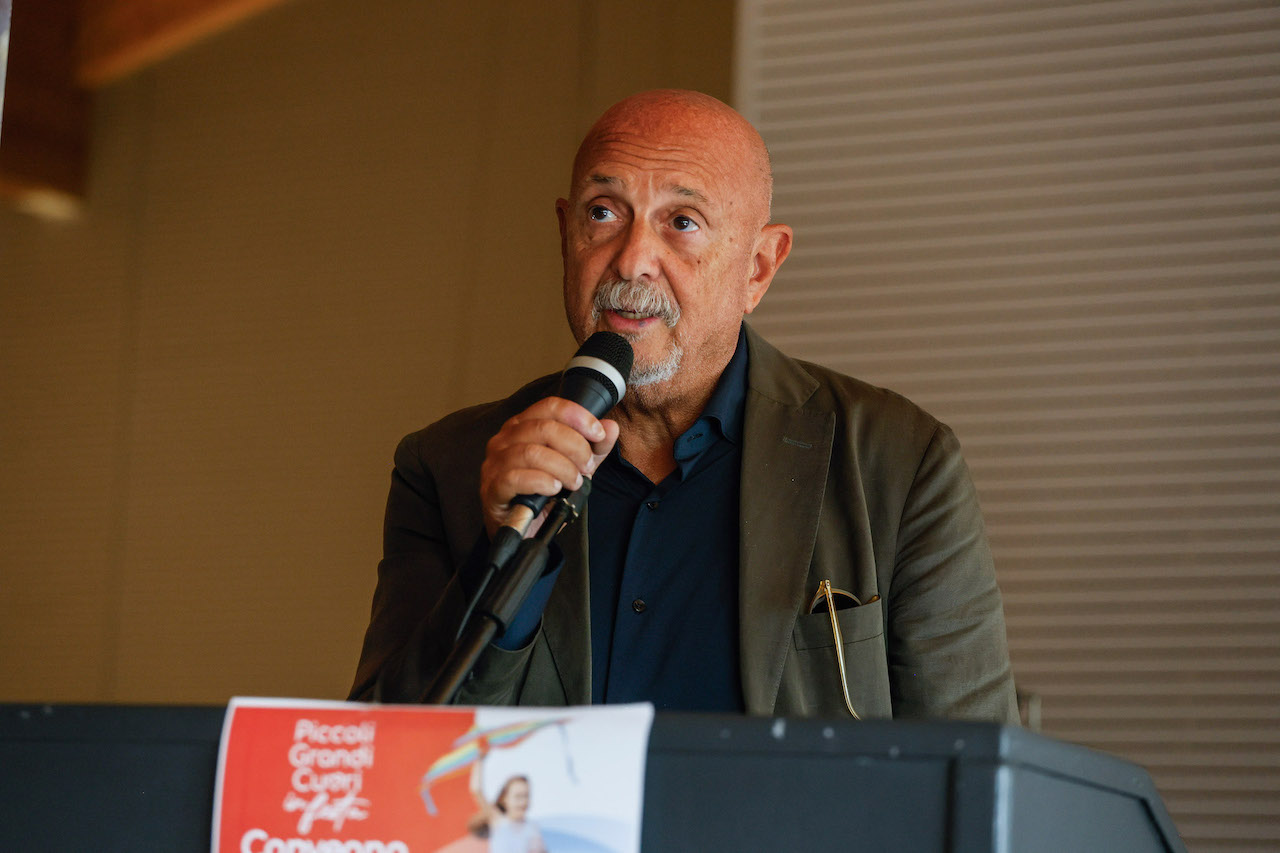 Il prof. Gaetano Gargiulo durante il convegno sui 40 anni della cardiologia e cardiochirurgia a Bologna