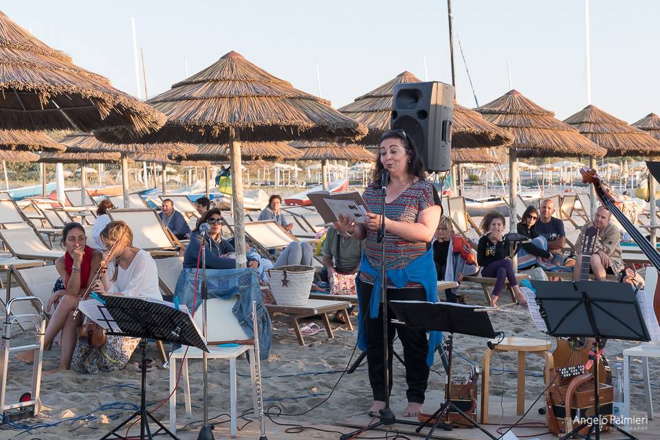 Livia Santini legge una poesia durante la rassegna benefica "Un Mare di Solidarietà"