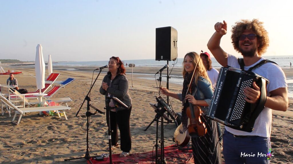 musicisti si esibiscono durante la rassegna benefica "Un Mare di Solidarietà"