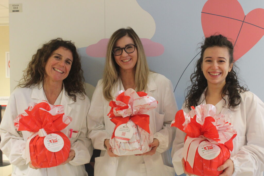 Le psicologhe dell'associazione Piccoli Grandi Cuori con i panettoni e pandori di Natale solidale