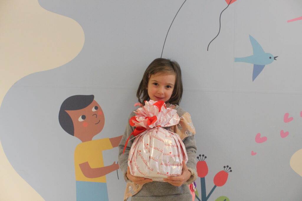 bambina cardiopatica congenita in reparto con pandoro di Natale solidale