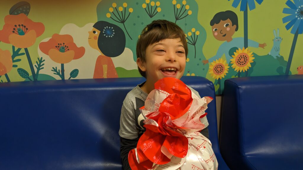 Bambino cardiopatico congenito con panettone di Natale solidale