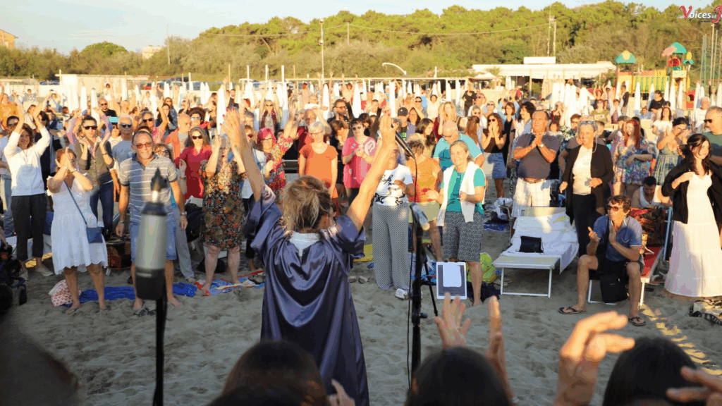 Coro Gospel of Joy e persone presenti alla rassegna Un Mare di Solidarietà