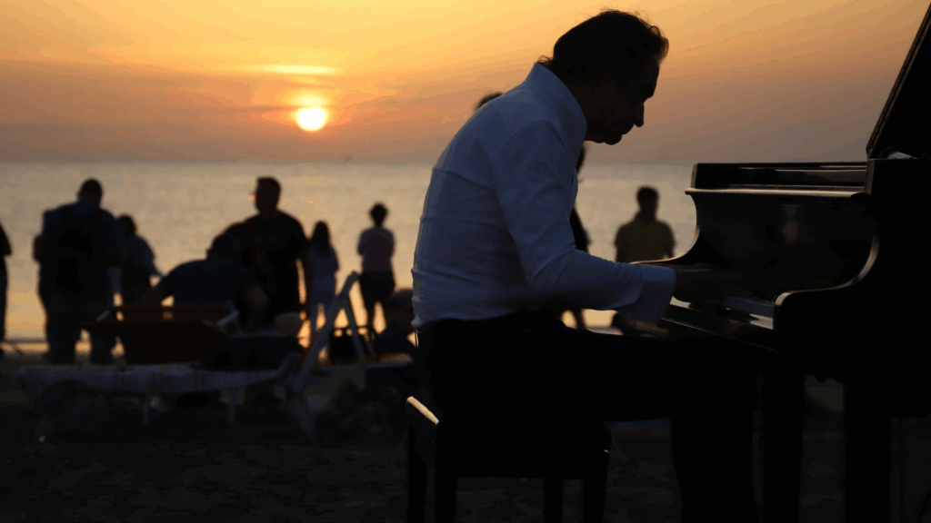 Il Pianista Fuori Posto si esibisce all'alba sui lidi ravennati