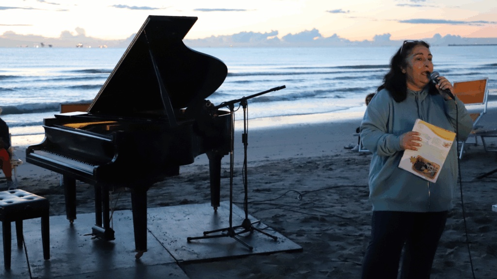 Livia Santini, poetessa, durante la rassegna Un Mare di Solidarietà