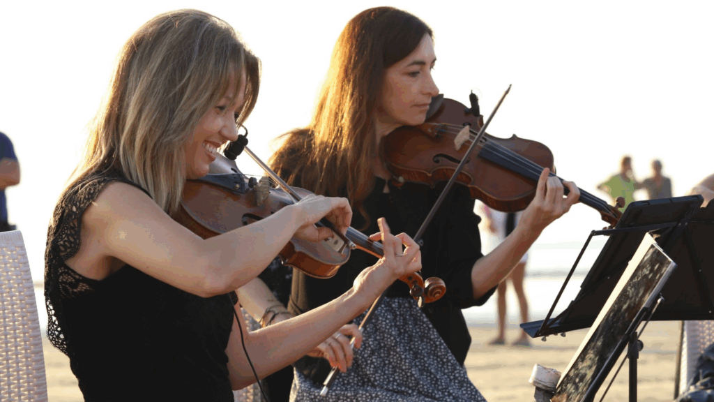 Violiniste del Trio Mariquita si esibiscono all'alba