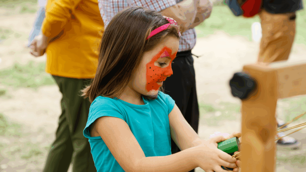 Bambina si diverte durante la festa di Piccoli Grandi Cuori