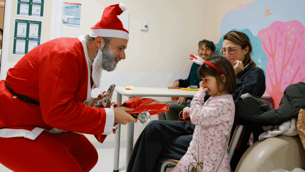 Babbo Natale consegna dono a bimba cardiopatica ricoverata in ospedale
