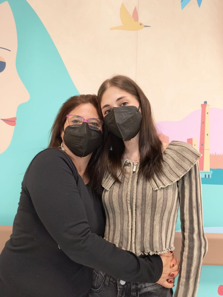 Romina, che ha ricevuto un doppio trapianto di cuore, e sua madre nel reparto di cardiochirurgia del Policlinico di Sant'Orsola