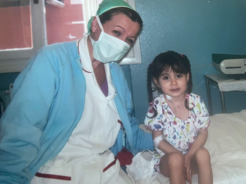 Romina in ospedale durante il ricovero per il primo trapianto di cuore insieme a Cristina, allora caposala del reparto e attualmente membro del direttivo di Piccoli Grandi Cuori