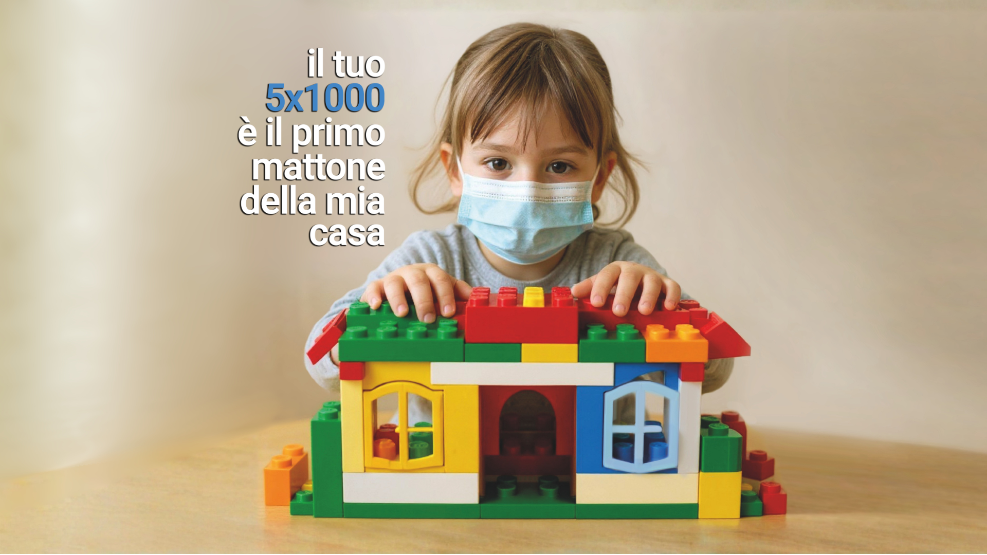 Bambina costruisce casa mattoncini giocattolo con il tuo 5x1000