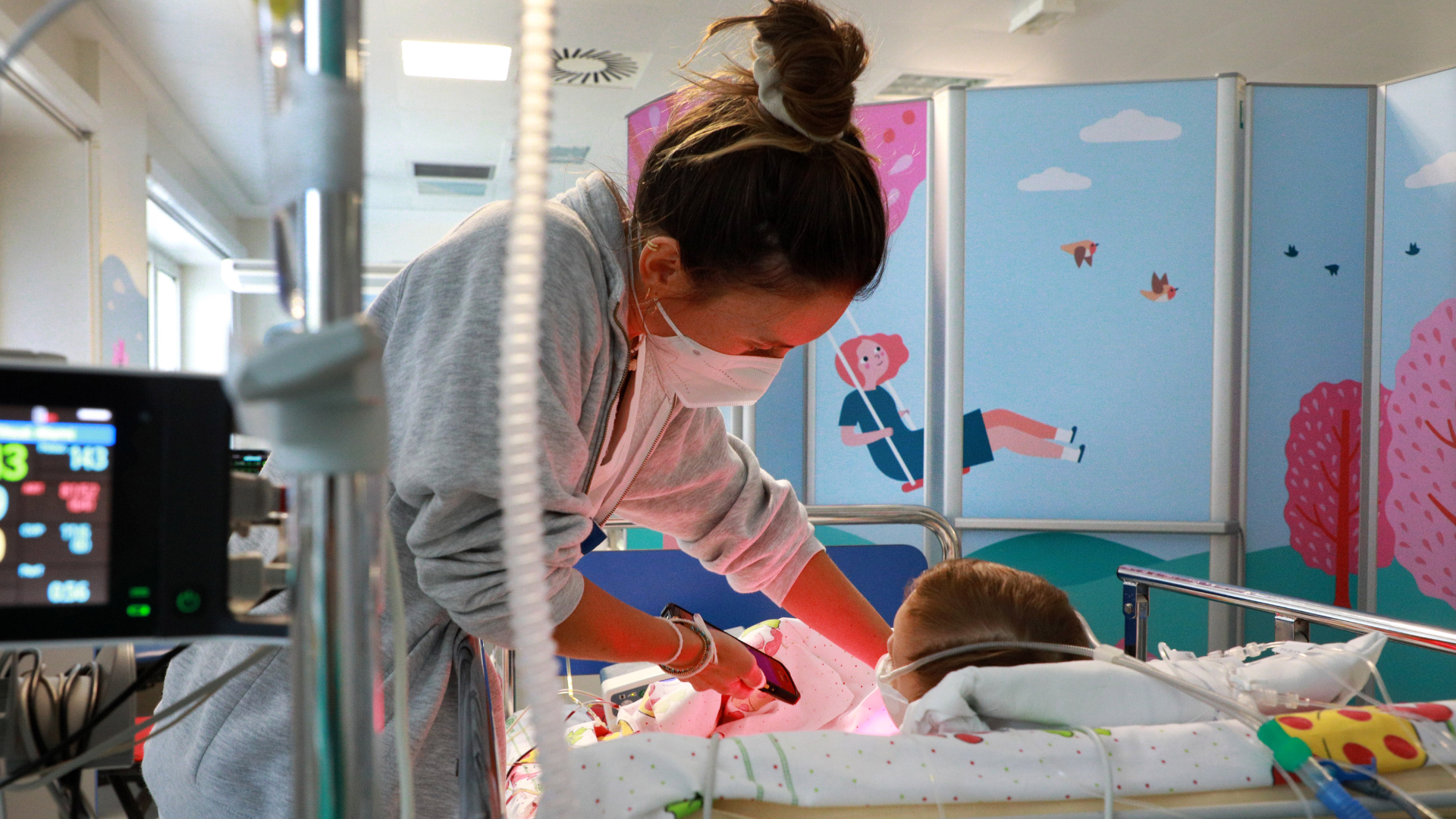 Infermiera con bambino nel reparto di Cardiochirurgia Pediatrica di Bologna