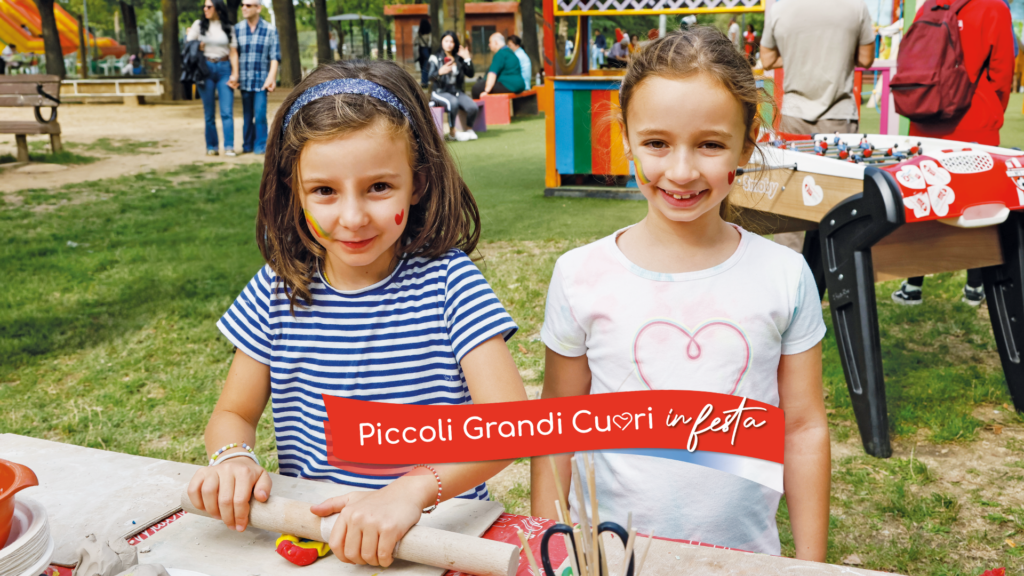 Bambine si divertono al laboratorio di argilla di Piccoli Grandi Cuori in Festa