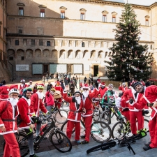Babbi Natale in Bici per il Cuore 2022